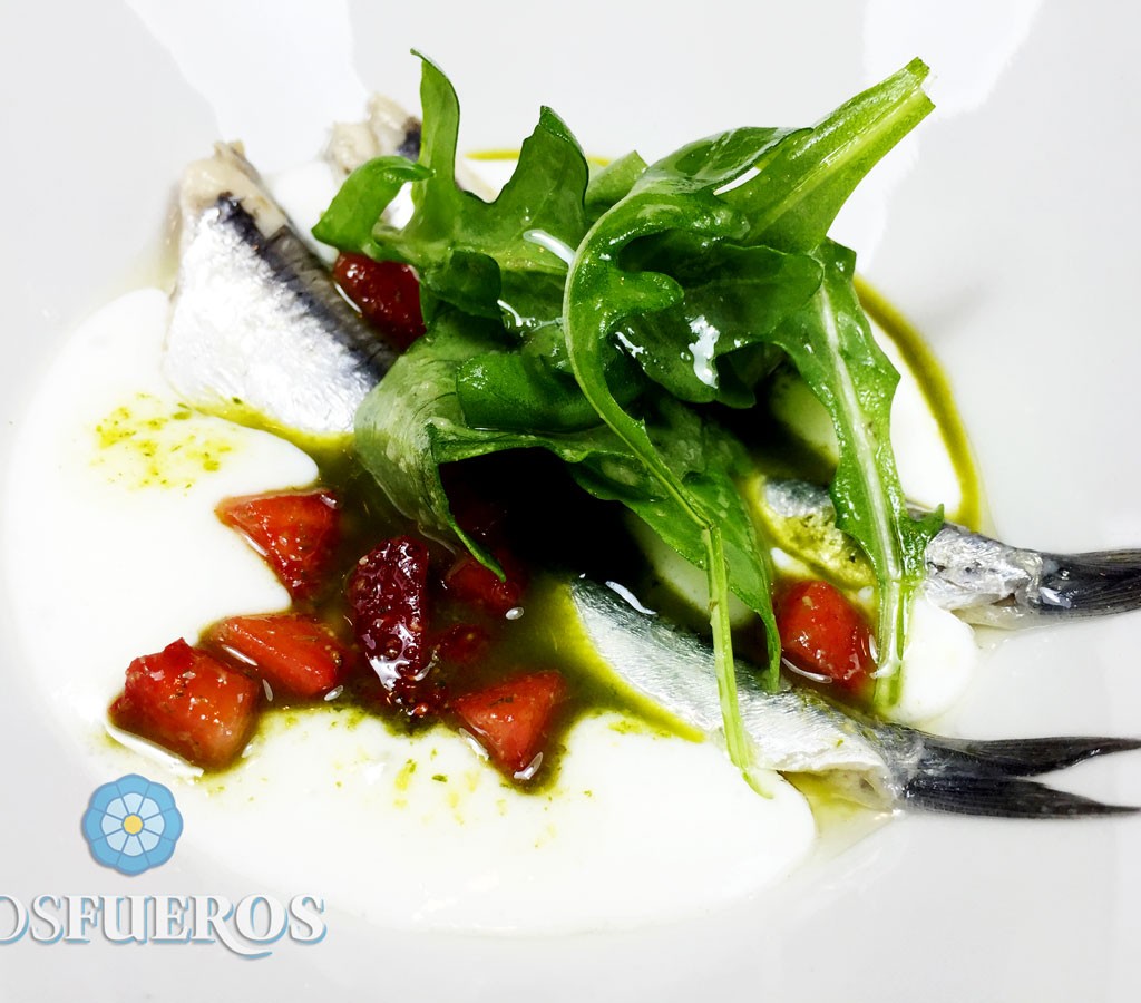 Ensalada caprese de anchoas y fresas - Paul Ibarra (Los Fueros)