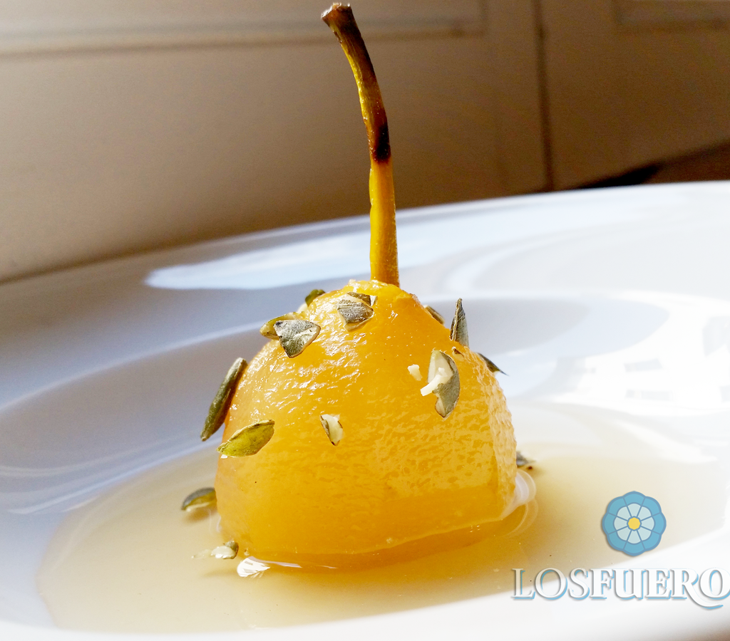 Sopa fría de peritas de San Juan al txakoli rellenas de helado de queso