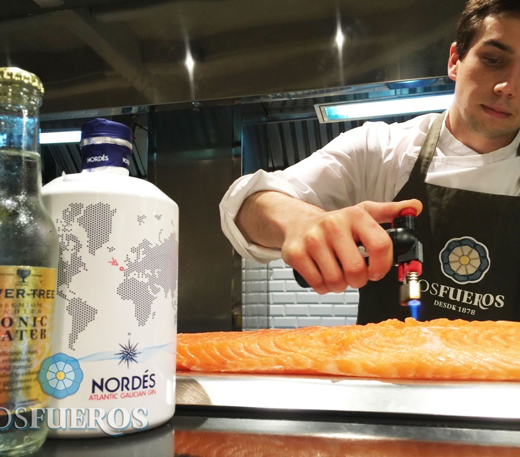 Nuestro compañero Gabriel Benitez preparando el salmón para #SaboreaIlusiones