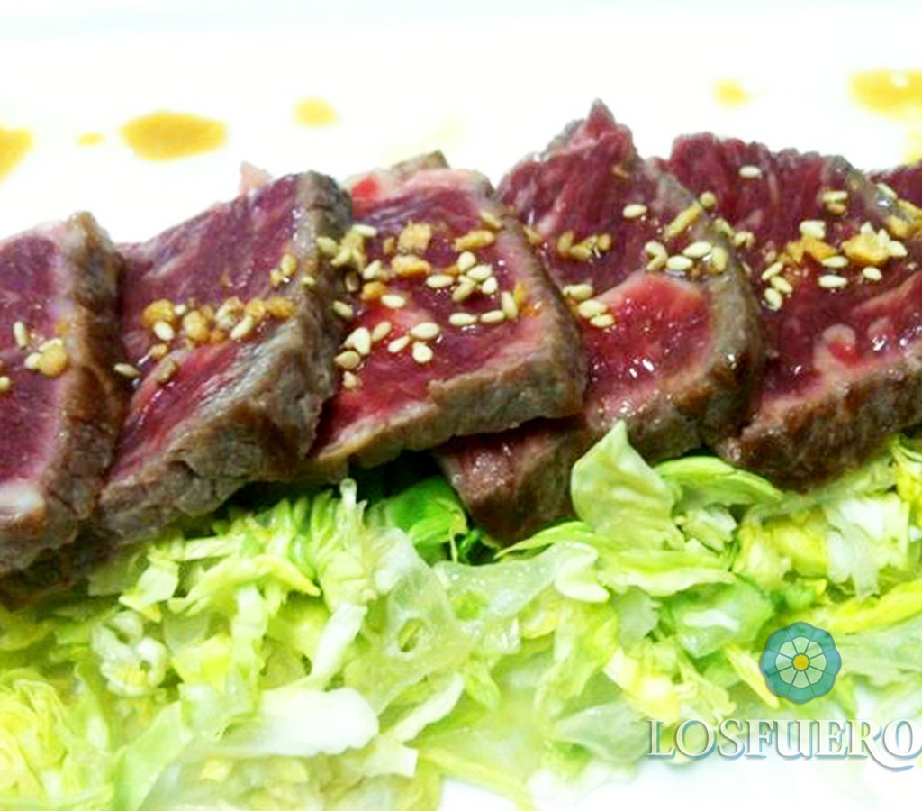 Tataki de presa ibérica sobre ensalada cogollos - Paul Ibarra - Los Fueros