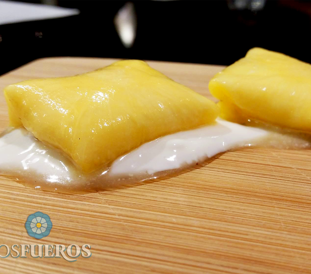 Ravioli de tocino de cielo, piña y yogur de ron - Paul Ibarra - Los Fueros