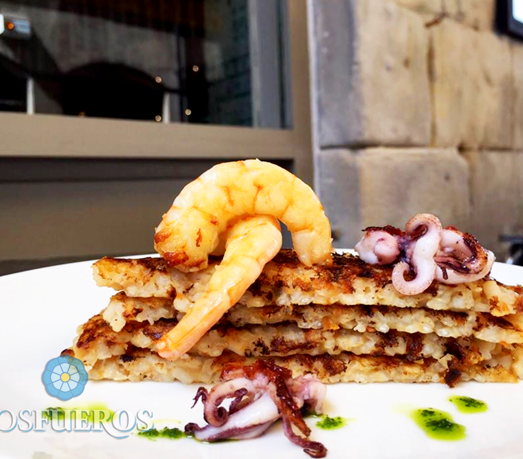 El socarrat de una paella de txipiron y langostino - Paul Ibarra - Los Fueros