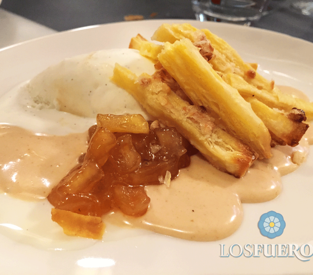 Hojaldre de manzana, helado de limón y espuma de cerveza