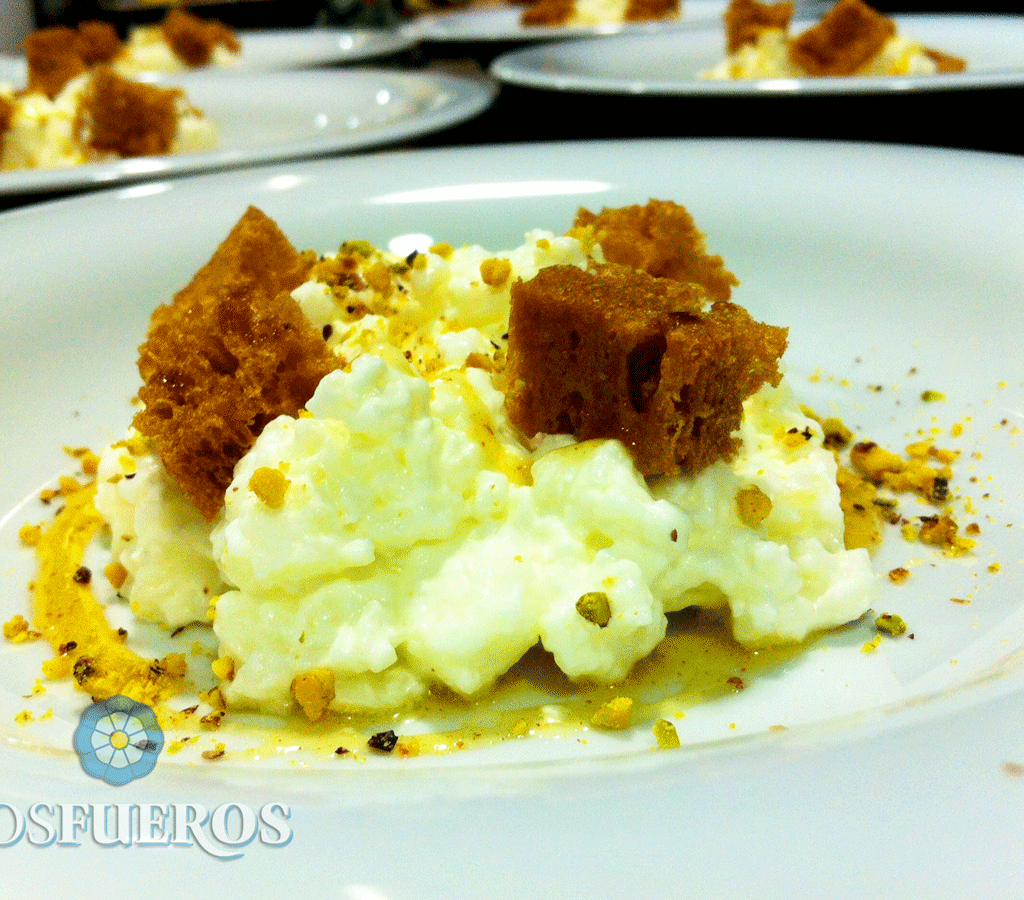 Mouse de cuajada con miel de pistacho