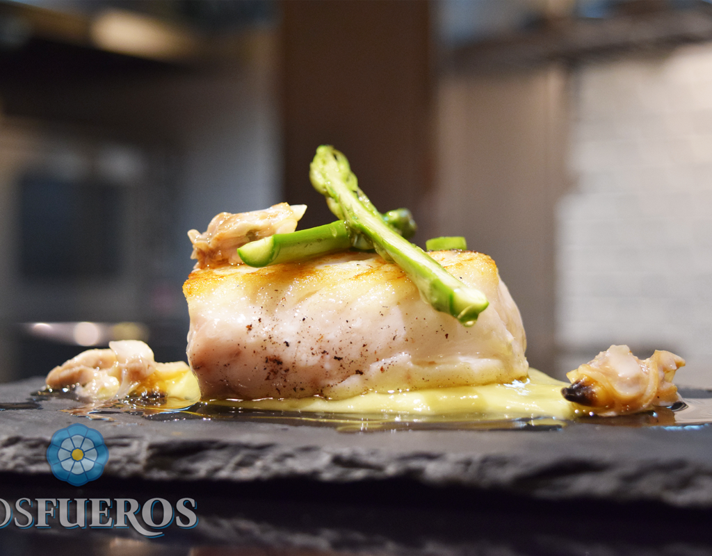 Merluza asada con vinagreta de almejas - Paul Ibarra (Los Fueros)